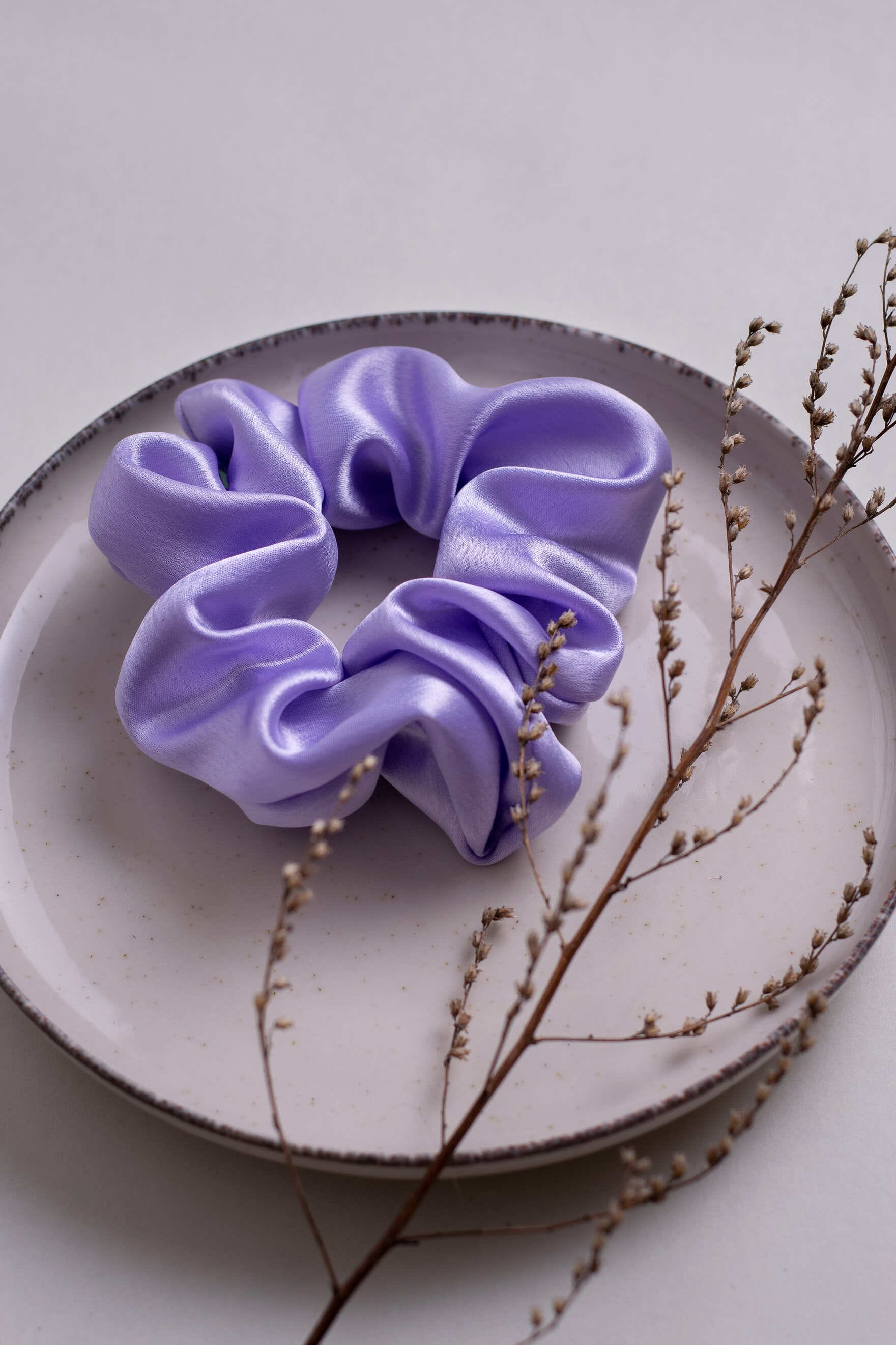 Scrunchie satynowa gumka do włosów fioletowa